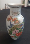 Pequeno Vaso em Porcelana Chinesa -Este elegante vaso de porcelana chinesa destaca-se pela sua pintura manual detalhada e pelos delicados filetes dourados. Com motivos tradicionais chineses que celebram a rica herança cultural, este vaso é uma peça refinada. - Altura: 16 cm.