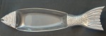 Travessa em acrílico na forma de peixe com alça em aluminio. - Medidas: 89x20x5 cm