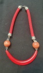 Cordão artesanal: com contas vermelhas com pingente ao lado , central de estilo vibrante; com  fio trançado  , inspiração natural e orgânica.