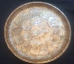 PHILIPINES- Travessa em material organico com trabalho tipico do arquipelago filipino. - Diâmetro: 35,5 cm