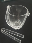 Belíssimo balde de gelo em cristal com pegador e alça em acrílico - Altura: 13 cm e 12 cm ( boca)