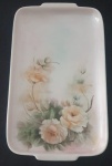 Linda bandeja em louça com delicados desenhos de rosas- Medidas: 36x22x3 cm