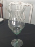 Vaso tipo taça em vidro, com pé alto.Altura: 35 cm