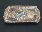 Pequena bandeja decorativa em cerâmica esmaltada,  de sabão, com um padrão floral e geométrico pintado à mão. Medidas: 16x9,5 cm