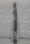 Escultura de arte africana em madeira escura. Altura: 80 cm  base 12x11 cm