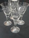 Quatro taças em cristal com delicados desenhos - Altura : 16 cm e 8 cm de ( boca) - Uma taça com mínimo bicado.