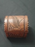 Magnífica miniatura de Baú, com tampa abaulada, confeccionado em madeira entalhada. Bem detalhado. Med.: 14 cm X 12 cm x 14 cm.