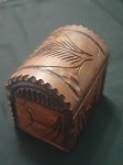 Magnífica miniatura de Baú, com tampa abaulada, confeccionado em madeira entalhada. Bem detalhado. Med.: 14 cm X 12 cm x 14 cm.