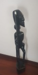ARTE AFRICANA - Antiga escultura de "Primitivo Africana" em madeira . - Medidas: 14x15 cm ( base) Altura: 76 cm