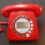 Telefone retrô na cor vermelha brilhante, com um design que remete aos aparelhos antigos, mas com funcionalidades digitais. Ele possui:Corpo e fone em vermelho vivo, com acabamento brilhante.Teclado circular, simulando o estilo dos discos de discagem antigos, mas com botões modernos numerados de 0 a 9.Tela digital - Lote nao testado - Medidas: 16x18x10 cm