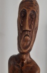 Pedro Miranda - Arte Popular - Escultura em madeira entalhada representando "Andarilho". Base assinada e datada 68. .Escultura em madeira de um homem com braços longos. A figura é cuidadosamente talhada, exibindo detalhes meticulosos nas feições do rosto e na musculatura dos braços. A madeira, de tom marrom claro, revela os veios naturais, adicionando uma textura rica e orgânica à peça. A peça é montada sobre uma base simples de madeira, que serve de suporte e realça a figura sem desviar a atenção dela. No geral, a escultura evoca uma sensação de harmonia e equilíbrio, misturando elementos realistas com um toque de abstração devido à desproporção dos braços. Altura: 76 cm - Medidas: 16x14 cm( base)