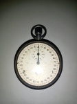 Antigo cronômetro suisso, a corda, caixa preta em níquel, mostrador em porcelana, funcionando,