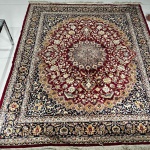 Tapete  com inspiração Persa, nas cores predominantes marfim, marrom e vermelho, caramello com decoração floral. Medidas: 1,97x2,34 cm