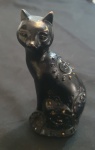 Estátua decorativa de gato, confeccionada em material rígido, possivelmente plástico ou resina - Medidas: 6x7x16 cm - Lote com marcas do tempo.
