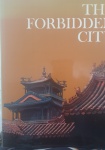 Esse livro, The Forbidden City, apresenta a história e a grandiosidade da Cidade Proibida, em Pequim, antigo palácio imperial chinês. Ele reúne textos explicativos e imagens que mostram a arquitetura, os jardins, os salões cerimoniais, além de curiosidades sobre a vida dos imperadores e da corte durante as dinastias Ming e Qing. Idioma  inglês. Em resumo, é uma obra que combina informação histórica, cultural e visual, permitindo ao leitor conhecer de perto um dos maiores símbolos da China.