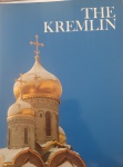 Livro The Kremlin, parte da coleção Wonders of Man Series, é uma edição de arte e história que explora a grandiosidade arquitetônica e cultural do Kremlin de Moscou. A obra combina fotografias coloridas e em preto e branco de alta qualidade com textos explicativos detalhados, oferecendo ao leitor uma imersão tanto visual quanto histórica.