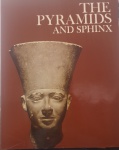 Livro The Pyramids and Sphinx, de Desmond Stewart, parte da série Wonders of Man. Esta obra é uma introdução acessível e visualmente rica à civilização egípcia antiga, focando especialmente nas pirâmides de Gizé e na Grande Esfinge.