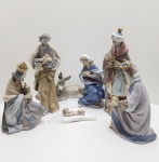 Presépio completo em porcelana Ladró, Espanha Conjunto em porcelana artística Ladró, representando o nascimento de Cristo com delicadeza e expressão emocional inconfundíveis. Composto por sete figuras  o Menino Jesus, Maria, José, os Três Reis Magos e o jumento  o grupo revela o traço característico da manufatura espanhola: modelagem refinada, gestos suaves e paleta em tons pastel e azulados, de luminosidade serena. A perfeição nos detalhes dos rostos, vestes e adereços demonstra a excelência técnica e o inconfundível estilo Ladró, símbolo da porcelana artística do século XX. Manufatura: Ladró, Espanha Material: porcelana esmaltada policromada. Dimensões: menino Jesus 5 x 2 centímetros, são José 35 x 12 x 15 centímetros, Nossa Senhora 25 x 15 x 14 centímetros,  rei mago. 25 x 16 x 14 centímetros, rei mago. 26 x 14 x 15 centímetros, rei mago 35 x 12 x 14 centímetros. (Apresenta algumas pequenas perdas como mostram as imagens).