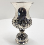 Taça em prata portuguesa contrastada com a marca 833.Belíssima taça de corpo bojudo, ricamente repuxado e cinzelado com decoração de ramos e flores em relevo, sobre base circular ornamentada. Apresenta friso gravado com guirlandas e arabescos na parte superior. Trabalho português, prata de lei (833 milésimos), de estilo neobarroco, datado da segunda metade do século XX. Dimensões: 19x 11 centímetros. Peso: 246 gramas.