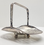 Cestinha em prata chinesa de exportação, ourives WN (Wang Nam), Cantão, c. 1900.Peça de delicado trabalho recortado (pierced silver), com alça móvel rendada e centro gravado com dragão sinuoso entre flores. Punção WN e caractere chinês da oficina, típicos da ourivesaria de exportação do sul da China no início do século XX. Belo exemplar de Chinese Export Silver, unindo simbolismo oriental e refinamento técnico.Dimensões:17 x 24 x 17 centímetros. Peso:326 gramas.
