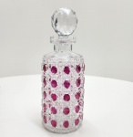 Elegante licoreira em cristal bicolor overlay com corpo em cristal transparente recoberto por camada rubi, lapidada à mão em padrões geométricos de facetados circulares que realçam o brilho e a profundidade do vidro. Tampa facetada em cristal incolor, de corte preciso e alto índice de refração. Obra de refinado trabalho artesanal, típica da cristalaria boêmia meados do sec. XX. Dimensões:30x12 centímetros. Estado: Apresenta bicados no bocal.