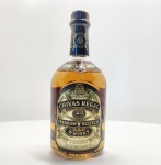 Chivas Regal 12 Years Premium Scotch Whisky  750 ml (40% vol.)Produzido pela renomada destilaria Chivas Brothers Ltd., na Escócia, o Chivas Regal 12 anos é um dos blended scotch whiskies mais prestigiados do mundo. Envelhecido por no mínimo 12 anos, apresenta coloração âmbar dourada e aroma refinado com notas de mel, frutas secas e baunilha. No paladar, é suave e equilibrado, com final levemente defumado e adocicado, resultado da combinação de maltes das Highlands e Speyside. Símbolo de elegância e tradição, o Chivas Regal é conhecido como o Príncipe dos Whiskies da Escócia, sendo presença constante em coleções e ocasiões especiais. Origem: Escócia Produtor: Chivas Brothers Ltd. Volume: 750 ml Graduação alcoólica: 40%Envelhecimento: 12 anos Categoria: Blended Scotch Whisky