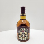 Chivas Regal 12 Years Premium Scotch Whisky  100 ml (40% vol.)Produzido pela renomada destilaria Chivas Brothers Ltd., na Escócia, o Chivas Regal 12 anos é um dos blended scotch whiskies mais prestigiados do mundo. Envelhecido por no mínimo 12 anos, apresenta coloração âmbar dourada e aroma refinado com notas de mel, frutas secas e baunilha. No paladar, é suave e equilibrado, com final levemente defumado e adocicado, resultado da combinação de maltes das Highlands e Speyside. Símbolo de elegância e tradição, o Chivas Regal é conhecido como o Príncipe dos Whiskies da Escócia, sendo presença constante em coleções e ocasiões especiais. Origem: Escócia Produtor: Chivas Brothers Ltd. Volume: 750 ml Graduação alcoólica: 40%Envelhecimento: 12 anos Categoria: Blended Scotch Whisky