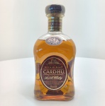 Cardhu 12 Years Old Single Malt Scotch Whisky  1 litro (40% vol.)Elegante e equilibrado single malt escocês elaborado pela histórica destilaria Cardhu, situada nas colinas de Speyside, região conhecida por produzir alguns dos whiskies mais suaves e aromáticos do mundo. Envelhecido por 12 anos em barris de carvalho cuidadosamente selecionados, apresenta coloração âmbar dourada e notas aromáticas de mel, maçã madura, baunilha e toques sutis de carvalho. No paladar, revela textura aveludada, sabor levemente adocicado e final longo e delicado.A garrafa de formato arredondado e tampa robusta é marca registrada da casa, símbolo de tradição e refinamento escocês. Origem: Escócia  Speyside Produtor: The Cardhu Distillery Fundada em: 1824Idade: 12 anos Volume: 1 litro Graduação alcoólica: 40%Categoria: Single Malt Scotch Whisky