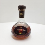 WHISKY ESCOCÊS BLENDED  25 ANOS  JAMES & BROOKE Finest Rare Old Blended Scotch Whisky  750ml.Garrafa original em vidro moldado com inscrições em relevo James & Brooke, formato bojudo característico, rótulo frontal em excelente estado e lacre superior preservado com cápsula escura e fio metálico original. Blend escocês envelhecido 25 anos, graduação alcoólica 43% vol, capacidade 750 ml. Produzido na Escócia e engarrafado para J. H. Brooke & Co., England.