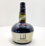 Dunhill Old Master  Finest Scotch Whisky (750 ml / 43% vol.)Produzido e engarrafado na Escócia, este Finest Scotch Whisky foi criado especialmente para a lendária casa londrina Alfred Dunhill Ltd., símbolo de sofisticação britânica desde o início do século XX. Envelhecido por no mínimo 7 anos em barris de carvalho, o Dunhill Old Master apresenta perfil aromático refinado, com notas de frutas secas, mel e caramelo, acompanhadas por nuances sutis de turfa e especiarias. O paladar é redondo, equilibrado e elegante, refletindo o caráter artesanal e seletivo do master blender da marca. Sua garrafa de design exclusivo, com cera em relevo e rótulo em estilo clássico, traduz a estética refinada associada à marca Dunhill  tornando este exemplar uma peça de destaque em qualquer coleção de fine whiskies.  Origem: Escócia Produtor: Alfred Dunhill Ltd. (blended e engarrafado na Escócia)Envelhecimento médio: 7 anos Volume: 750 ml Graduação alcoólica: 43%Categoria: Finest Blended Scotch Whisky