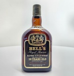 Bells Royal Reserve 20 Years Old  Blended Scotch Whisky (750 ml / 43% vol.)Edição De Luxe da consagrada destilaria escocesa Arthur Bell & Sons, o Royal Reserve 20 anos é um blend raro e sofisticado, envelhecido durante duas décadas para atingir um equilíbrio perfeito entre suavidade e complexidade. Apresenta aroma refinado com notas de caramelo, mel e frutas secas, envoltas por sutis toques de baunilha e carvalho tostado. No paladar, é encorpado, aveludado e levemente adocicado, com final longo e elegante  um clássico da tradição escocesa de blended whiskies de alta categoria. Sua garrafa, de design robusto e sóbrio, carrega o brasão da destilaria e o selo de 20 anos, destacando-se como peça de coleção desejada entre apreciadores e investidores em destilados vintage. Origem: Escócia  Perth Produtor: Arthur Bell & Sons Ltd. Fundação da destilaria: 1825Idade: 20 anos Volume: 750 ml Graduação alcoólica: 43%Categoria: Blended Scotch Whisky  Edição Royal Reserve