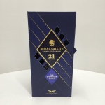 ROYAL SALUTE  21 YEARS OLDThe Signature Blend  Blended Scotch Whisky  700 ml Edição clássica do prestigiado Royal Salute, elaborado pela Chivas Brothers. Apresentado em garrafa de porcelana artesanal (flagão) na cor Midnight Blue, ornamentada em alto-relevo com motivos heráldicos. Acompanha caixa original de apresentação, com acabamento em azul marinho e detalhes dourados, interior ilustrado com arte temática floral e heráldica, além de proteção externa em tecido acetinado dourado. Whisky escocês blended premium, envelhecido mínimo 21 anos, graduação alcoólica 40% vol, conteúdo 700 ml. Peça altamente colecionável, preservada em estado de conservação excelente, com lacre intacto e embalagem completa.