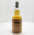 Glen Moray Single Highland Malt Scotch Whisky  750 ml (43% vol.)Elegante single malt escocês destilado e engarrafado em Elgin, região de Speyside, pela tradicional Glen Moray Distillery, ativa desde o final do século XIX. Apresenta cor dourada clara e aromas delicados de mel, maçã verde, baunilha e cereais maltados. No paladar, revela notas de frutas maduras, toques sutis de caramelo e um final suave, levemente amanteigado, característico dos whiskies de Speyside.Com seu estilo leve e harmonioso, o Glen Moray é apreciado tanto por conhecedores quanto por iniciantes no mundo dos single malts, sendo uma escolha clássica e colecionável  especialmente em versões antigas como esta.Origem: Escócia  Elgin, Speyside Produtor: Glen Moray Glenlivet Distillery Ltd. Volume: 750 ml Graduação alcoólica: 43%Categoria: Single Highland Malt Scotch Whisky