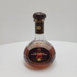 WHISKY ESCOCÊS BLENDED  25 ANOS  JAMES & BROOKE Finest Rare Old Blended Scotch Whisky  750ml.Garrafa original em vidro moldado com inscrições em relevo James & Brooke, formato bojudo característico, rótulo frontal em excelente estado e lacre superior preservado com cápsula escura e fio metálico original. Blend escocês envelhecido 25 anos, graduação alcoólica 43% vol, capacidade 750 ml. Produzido na Escócia e engarrafado para J. H. Brooke & Co., England.