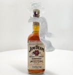 Jim Beam Kentucky Straight Bourbon Whiskey  4 Years Old (750 ml / 40% vol.)Um clássico bourbon americano produzido pela histórica James B. Beam Distilling Co., símbolo da tradição do Kentucky desde 1795.Elaborado a partir de milho, centeio e cevada maltada, e envelhecido por 4 anos em barris de carvalho americano, o Jim Beam apresenta notas de caramelo, baunilha e madeira tostada, com paladar encorpado e final levemente adocicado  fiel à identidade dos autênticos straight bourbons.Esta garrafa em particular é enriquecida com um adorno natalino artesanal em vidro e glitter, representando um boneco de neve estilizado  detalhe incomum que a transforma em um item decorativo e colecionável.Origem: EUA  Clermont, KentuckyProdutor: James B. Beam Distilling Co.Envelhecimento: 4 anosVolume: 750 mlGraduação alcoólica: 40%Categoria: Kentucky Straight Bourbon WhiskeyApresentação: Garrafa clássica com enfeite natalino em vidro