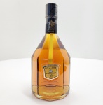 Cutty Sark 18 Years Old  Blended Scots Whisky (750 ml / 43% vol.)Edição de luxo do célebre blend escocês criado pela Berry Bros. & Rudd, o Cutty Sark 18 Anos é composto por uma seleção de whiskies envelhecidos por no mínimo 18 anos, originários das melhores destilarias das Highlands e Speyside. Apresenta coloração âmbar dourada e aromas de mel, frutas cristalizadas e baunilha, com nuances sutis de carvalho e especiarias. No paladar, revela textura cremosa, sabor equilibrado e final longo e sedoso, demonstrando a maestria do master blender responsável por esta rara edição. A garrafa facetada e o selo dourado remetem à elegância náutica do lendário navio Cutty Sark, que dá nome à marca  um ícone do comércio e da tradição escocesa. Origem: Escócia Produtor: Berry Bros. & Rudd Ltd. Idade: 18 anos Volume: 750 ml Graduação alcoólica: 43%Categoria: Blended Scotch Whisky  Edição Premium