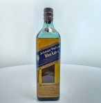 Johnnie Walker Blue Label  Limited Numbered Bottle (750 ml / 43% vol.)Edição de luxo do lendário blend escocês criado pela John Walker & Sons, o Blue Label é elaborado a partir de uma seleção de barris extremamente raros, resultando em um whisky de suavidade excepcional e complexidade incomparável. Apresenta aromas elegantes de mel, chocolate amargo e especiarias finas, com notas de frutas secas e carvalho tostado. No paladar, revela textura aveludada e final longo, levemente defumado e adocicado  a verdadeira assinatura da excelência da marca. Garrafa clássica de vidro verde-azulado, numerada individualmente e adornada com selo de cera e cordão com medalhão em relevo, tornando este exemplar uma peça altamente colecionável e de grande valor histórico. Origem: Escócia  Kilmarnock Produtor: John Walker & Sons Ltd. Graduação alcoólica: 43%Volume: 750 mlCategoria: Blended Scotch Whisky  Edição de Luxo Numerada Número da garrafa: 000069