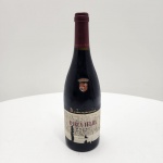 Barca Velha 2000  Casa Ferreirinha  Douro DOC (750 ml / 13,5% vol.)Produzido a partir de uvas provenientes das encostas xistosas do Douro Superior, este vinho tinto de exceção resulta de um blend das castas Touriga Nacional, Tinta Roriz, Tinta Barroca e Touriga Franca, cuidadosamente selecionadas. Após fermentação tradicional, o vinho estagiou longamente em barricas de carvalho francês e em garrafa antes de ser lançado ao mercado  processo que lhe confere estrutura, complexidade e longevidade notável. Apresenta cor rubi intensa e aromas de frutas maduras, cedro, especiarias e notas balsâmicas. No paladar, revela corpo pleno, taninos finos e um equilíbrio admirável entre potência e elegância, com final longo e persistente. É um vinho que evolui magnificamente em garrafa, sendo hoje uma referência absoluta do Douro e símbolo da enologia portuguesa. Origem: Douro, Portugal Produtor: Casa Ferreirinha / Sogrape Vinhos S.A. Safra: 2000 Volume: 750 ml Teor alcoólico: 13,5% vol .Categoria: Tinto de guarda  DOC Douro Vinho acondicionado em adega na posição vertical.