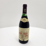 Barca Velha 1985  Casa Ferreirinha  Douro DOC (750 ml / 12,5% vol.)Produzido pela icônica Casa Ferreirinha, sob a direção técnica da Sogrape Vinhos, o Barca Velha 1985 é um vinho tinto de guarda elaborado com as castas tradicionais do Douro  Touriga Nacional, Touriga Franca, Tinta Roriz e Tinta Barroca  provenientes de vinhas antigas situadas em encostas xistosas da região. Após uma criteriosa vinificação e estágio prolongado em barricas de carvalho francês, este vinho passou por um processo de seleção rigoroso antes de receber o título de Barca Velha, o mais prestigiado da Casa Ferreirinha. Apresenta coloração rubi profundo com reflexos atijolados, bouquet complexo de frutas secas, cedro, especiarias finas e notas evoluídas de couro e tabaco. No paladar, é amplo, envolvente e persistente, revelando a evolução magistral de uma das safras históricas do Douro. Origem: Douro DOC, Portugal Produtor: Casa Ferreirinha (Sogrape Vinhos S.A.)Safra: 1985Volume: 750 ml, Teor alcoólico: 12,5% vol. Categoria: Tinto de guarda  Ícone português