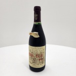 Barca Velha 1985  Casa Ferreirinha  Douro DOC (750 ml / 12,5% vol.)Produzido pela icônica Casa Ferreirinha, sob a direção técnica da Sogrape Vinhos, o Barca Velha 1985 é um vinho tinto de guarda elaborado com as castas tradicionais do Douro  Touriga Nacional, Touriga Franca, Tinta Roriz e Tinta Barroca  provenientes de vinhas antigas situadas em encostas xistosas da região.Após uma criteriosa vinificação e estágio prolongado em barricas de carvalho francês, este vinho passou por um processo de seleção rigoroso antes de receber o título de Barca Velha, o mais prestigiado da Casa Ferreirinha. Apresenta coloração rubi profundo com reflexos atijolados, bouquet complexo de frutas secas, cedro, especiarias finas e notas evoluídas de couro e tabaco. No paladar, é amplo, envolvente e persistente, revelando a evolução magistral de uma das safras históricas do Douro. Origem: Douro DOC, Portugal Produtor: Casa Ferreirinha (Sogrape Vinhos S.A.)Safra: 1985Volume: 750 mlTeor alcoólico: 12,5% vol. Categoria: Tinto de guarda  Ícone português
