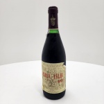 Barca Velha 1985  Casa Ferreirinha  Douro DOC (750 ml / 12,5% vol.)Produzido pela icônica Casa Ferreirinha, sob a direção técnica da Sogrape Vinhos, o Barca Velha 1985 é um vinho tinto de guarda elaborado com as castas tradicionais do Douro  Touriga Nacional, Touriga Franca, Tinta Roriz e Tinta Barroca  provenientes de vinhas antigas situadas em encostas xistosas da região.Após uma criteriosa vinificação e estágio prolongado em barricas de carvalho francês, este vinho passou por um processo de seleção rigoroso antes de receber o título de Barca Velha, o mais prestigiado da Casa Ferreirinha.Apresenta coloração rubi profundo com reflexos atijolados, bouquet complexo de frutas secas, cedro, especiarias finas e notas evoluídas de couro e tabaco. No paladar, é amplo, envolvente e persistente, revelando a evolução magistral de uma das safras históricas do Douro.Origem: Douro DOC, PortugalProdutor: Casa Ferreirinha (Sogrape Vinhos S.A.)Safra: 1985Volume: 750 mlTeor alcoólico: 12,5% vol.Categoria: Tinto de guarda  Ícone português