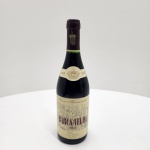 Barca Velha 1995  Casa Ferreirinha  Douro DOC (750 ml / 13% vol.)O Barca Velha 1995 é um marco da enologia do Douro. Elaborado pela Casa Ferreirinha, combina tradição, excelência e uma longevidade notável. Produzido a partir de vinhas antigas das encostas do Douro Superior, com predominância das castas Touriga Nacional, Touriga Franca, Tinta Roriz e Tinta Barroca, este vinho passou por estágio prolongado em barricas de carvalho francês e posterior envelhecimento em garrafa, resultando em equilíbrio e sofisticação excepcionais. Apresenta cor rubi intensa, aromas complexos de frutos silvestres maduros, cacau, cedro e notas de especiarias finas. No paladar, é elegante, profundo e harmonioso, com taninos firmes e final longo e persistente  um vinho de contemplação e prestígio internacional. Origem: Douro DOC, Portugal Produtor: Casa Ferreirinha (Sogrape Vinhos S.A.)Safra: 1995Volume: 750 ml Teor alcoólico: 13% vol. Categoria: Tinto de guarda  Vinho ícone português.