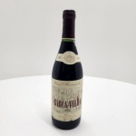 Barca Velha 1991  Casa Ferreirinha  Douro DOC (750 ml / 13% vol.)Símbolo máximo da enologia portuguesa, o Barca Velha 1991 é produzido pela histórica Casa Ferreirinha, do grupo Sogrape, apenas em anos considerados perfeitos. Elaborado com as castas nobres do Douro  Touriga Nacional, Touriga Franca, Tinta Roriz e Tinta Barroca , este vinho passou por longo envelhecimento em barricas de carvalho francês e posterior estágio em garrafa até atingir a maturidade ideal. Apresenta cor rubi intensa, aromas complexos de frutas vermelhas maduras, especiarias, couro e notas de evolução que remetem a cacau e tabaco. No paladar, é denso, equilibrado e persistente, com taninos finos e final harmonioso  um vinho de contemplação, destinado a grandes conhecedores. Origem: Douro DOC, Portugal Produtor: Casa Ferreirinha (Sogrape Vinhos S.A.)Safra: 1991Volume: 750 ml Teor alcoólico: 13% vol. Categoria: Tinto de guarda  Ícone português