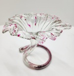 Elegante floreira italiana em vidro artístico Murano, modelada à mão em forma orgânica com bordas onduladas e movimento fluido, sustentada por base em espiral de grande efeito escultórico. O vidro cristalino recebe aplicações internas em tom fúcsia com delicados respingos e veios distribuídos ao longo de toda a peça, conferindo dinamismo e leveza visual. Trabalho típico das furnaces de Murano da segunda metade do século XX, combinando técnica tradicional com estética contemporânea. Dimensões:17 x20 centímetros.