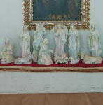 Presépio em resina policromada, produção contemporânea Conjunto decorativo composto por figuras da Sagrada Família, anjos e animais, executados em resina moldada com acabamento policromado e detalhes perolados. As peças apresentam modelagem suave, expressões estilizadas e pintura em tons pastéis, seguindo estética devocional moderna. Conjunto de bom porte, adequado para ambientação decorativa.