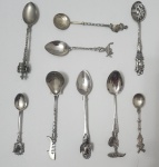 Conjunto formado por 9 colheres colecionáveis, todas produzidas em prata de lei, reunindo peças de origens diversas, incluindo exemplares religiosos, turísticos e decorativos. O lote apresenta variedade de estilos, com colheres provenientes de distintas regiões e tradições ourives. Peso: 118 gramas.