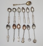 Conjunto formado por 13 colheres colecionáveis, todas confeccionadas em prata de lei, representando diversas cidades e regiões da Ásia e da Europa. As peças trazem inscrições identificando Tóquio, Manila, Hong Kong, Filipinas e Londres, além de exemplares com símbolos orientais tradicionais e cabos decorados com moedas chinesas estilizadas e elementos arquitetônicos. Peso: 105 gramas.