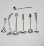 Conjunto composto por 7 conchas miniatura, todas executadas em prata de lei, reunindo modelos de diferentes origens e tradições ourives do século XX. As peças apresentam cabos variados. Peso: 116 gramas.