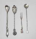 4 utensílios decorativos em prata de lei, todos de produção europeia ou do Oriente Médio. Inclui colheres com cabos torcidos, uma colher em estilo Rococó e um pequeno garfo de petiscos com decoração floral. Peças de caráter ornamental, não pertencentes ao mesmo conjunto. Peso 57 gramas.