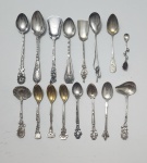16 antigas colheres, todas em prata de lei, modelos decorativos europeus dos séculos XIX e XX. Peças com variedade de estilos  do Art Nouveau ao Rococó  incluindo cabos florais, motivos botânicos , conchas especiais e uma linda miniatura trabalhadas com cabo em formatode rosa. Acabamentos finos e boa definição de relevo.184 gramas.